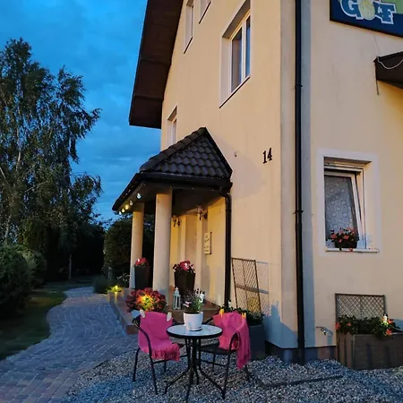 Honoratka Z Prywatnym Polem Do Gry W Mini Golf Реваль